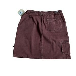 Discover timeless elegance with this Woolrich skirt in size 12